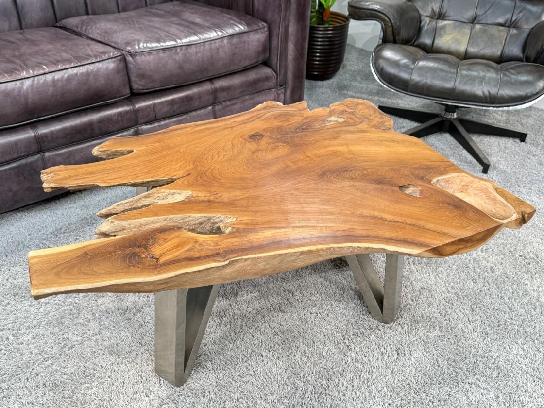 Couchtisch aus einem massiven Baumstamm Teakholz