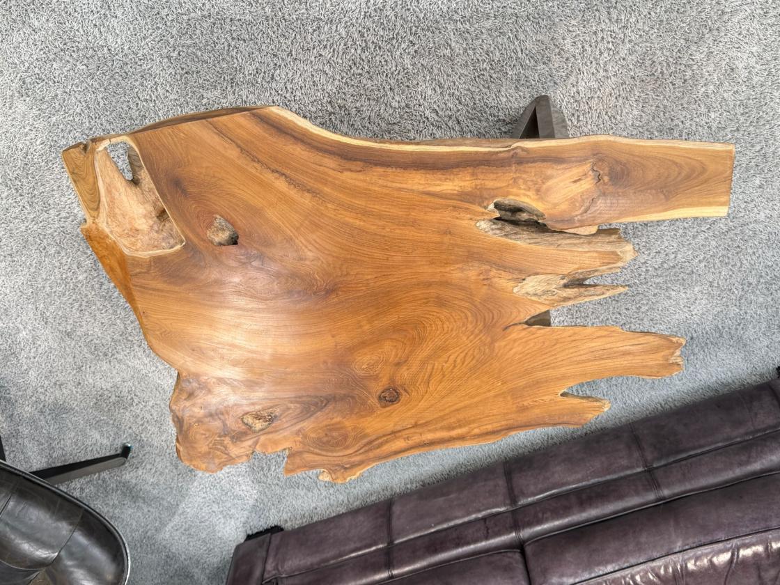 Couchtisch aus Teakholz mit Metallbeinen und Glasdetails.