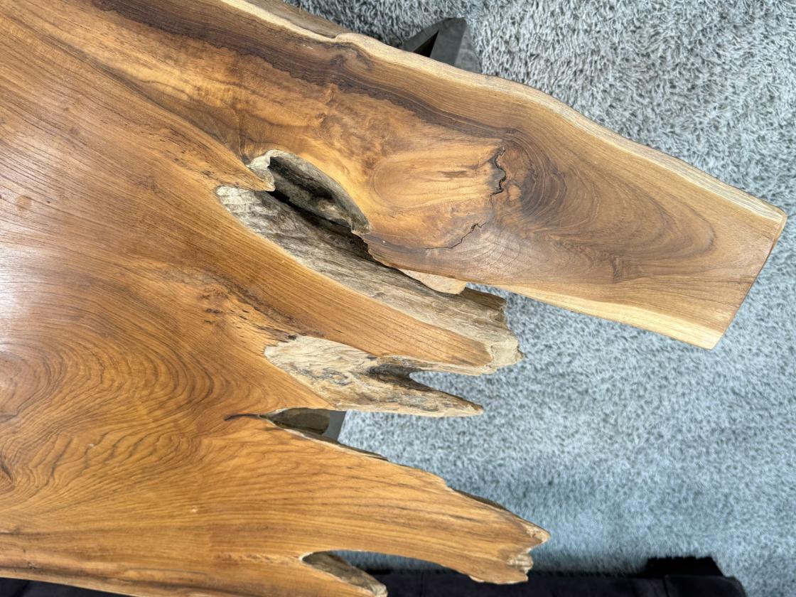 Couchtisch aus Teakholz mit Glas, unregelmäßige Form.