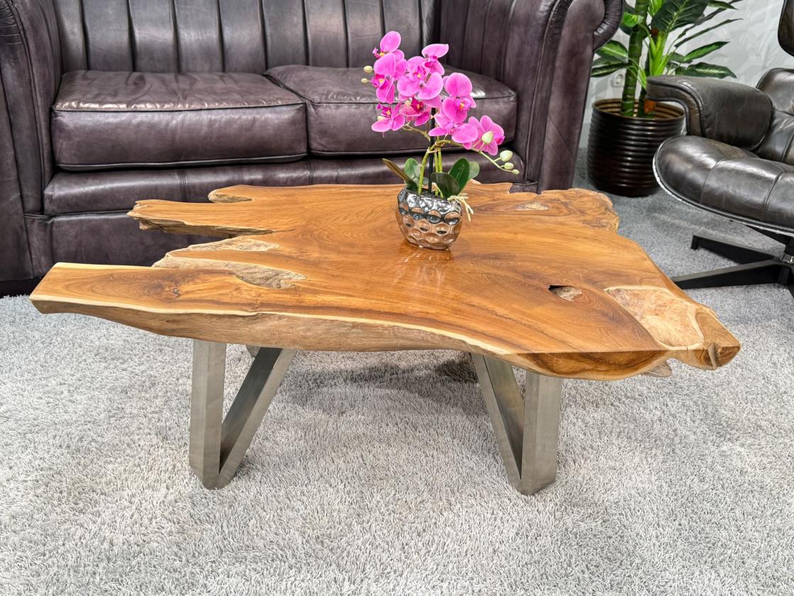 Teakholz-Couchtisch mit Metallbeinen, Detailansicht.