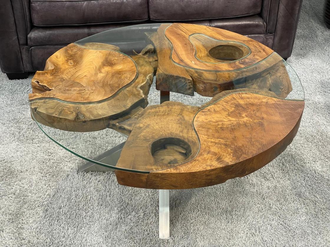 Runder Sofatisch aus einer massiven Baumscheibe