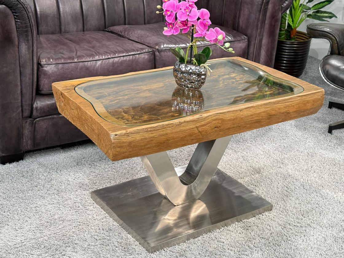 Besonderer Couchtisch aus Altholz mit Glasplatte