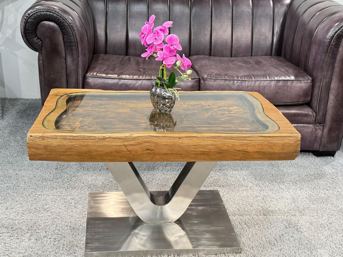 Besonderer Couchtisch aus Altholz mit Glasplatte