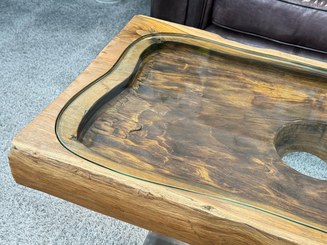Besonderer Couchtisch aus Altholz mit Glasplatte