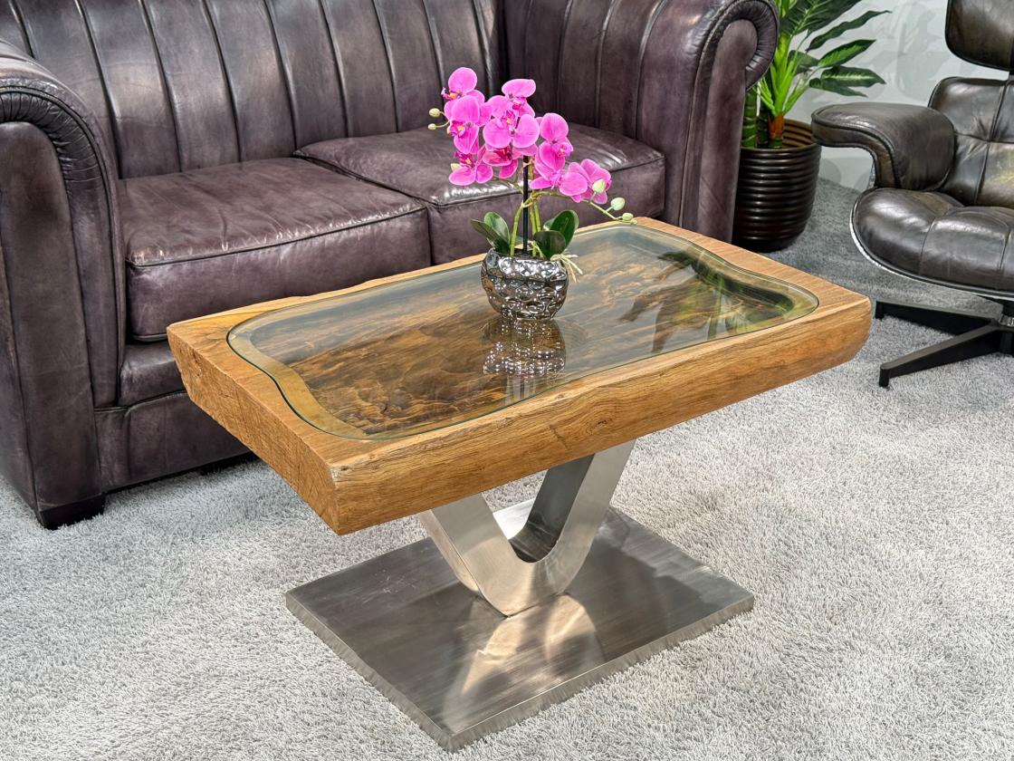 Besonderer Couchtisch aus Altholz mit Glasplatte