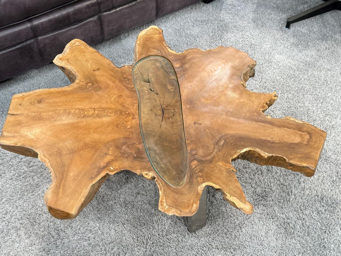 Teakholz-Couchtisch mit Glasintarsien und Metallbeinen.