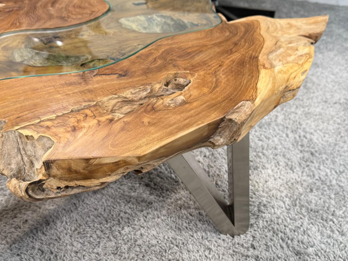 Teakholz-Couchtisch mit Metallbeinen, Detailansicht