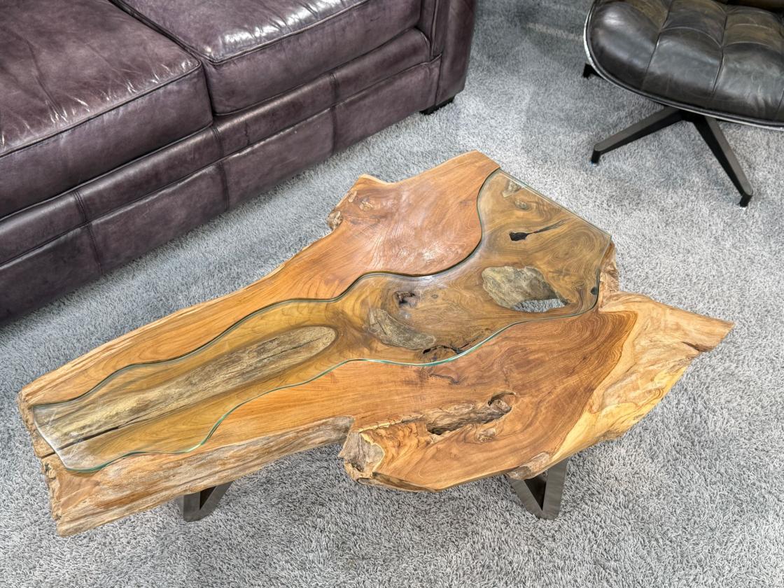 Couchtisch aus Teakholz mit Glasplatte, ca. 105 x 50-65 x 38 cm.