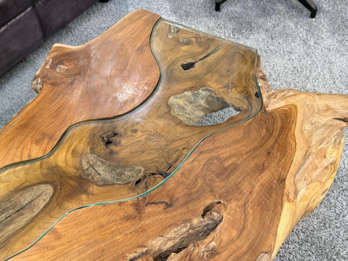 Couchtisch aus Teakholz mit Glasplatte, ca. 105 x 50-65 x 38 cm.