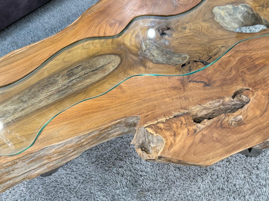 Ovaler Couchtisch aus Teakholz mit Glasplatte, ca. 105 x 50-65 x 38 cm.