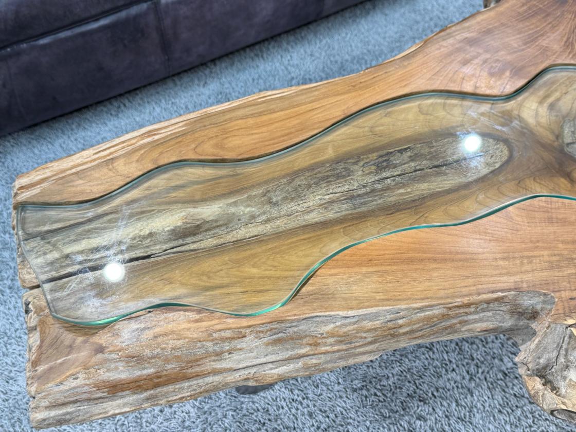 Couchtisch aus Teakholz mit Metallbeinen, Detailansicht