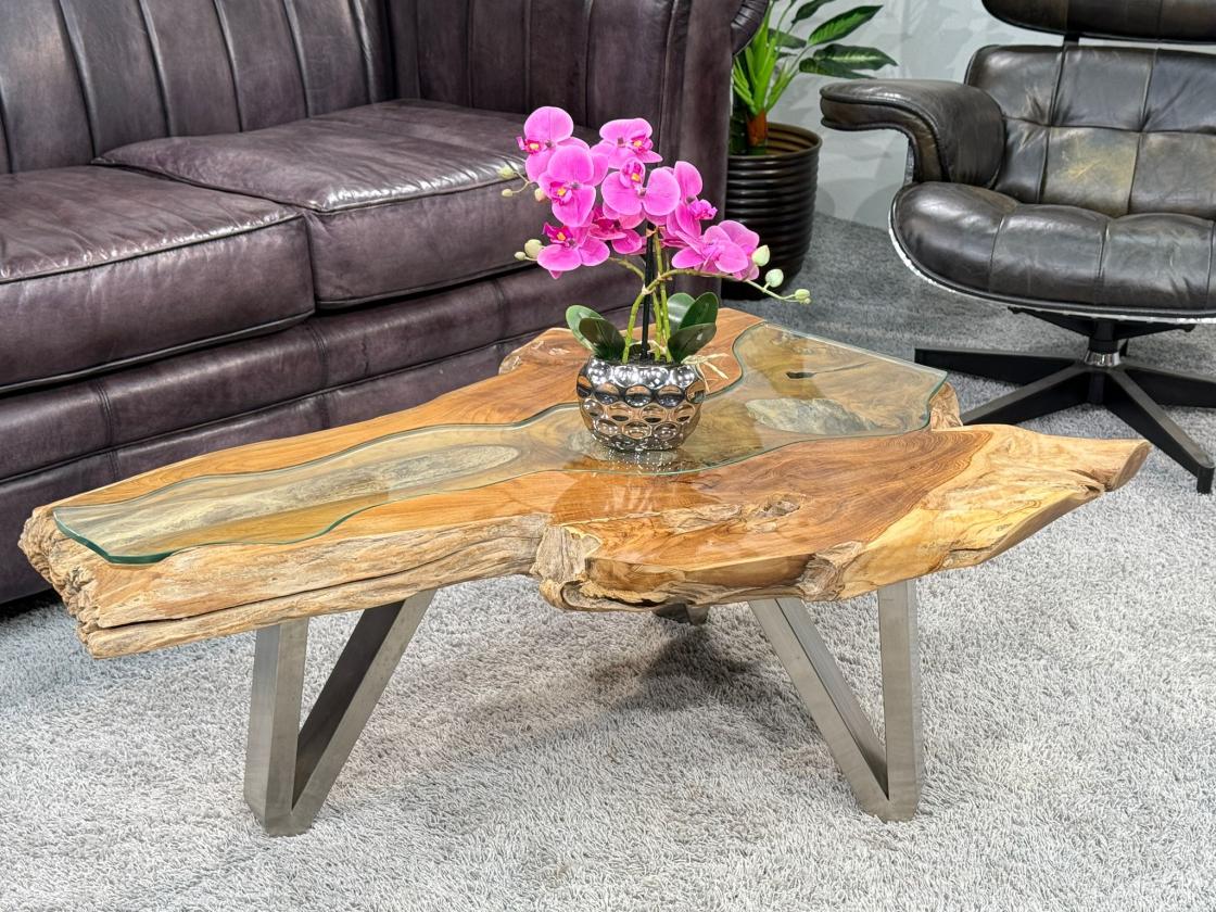 Couchtisch aus Teakholz mit Glasplatte, ca. 105 x 50-65 x 38 cm.