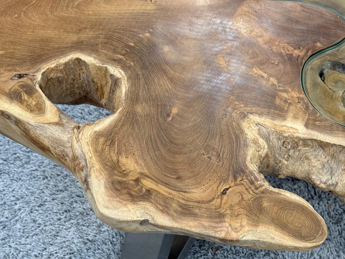Teakholz-Couchtisch mit unregelmäßiger Oberfläche.