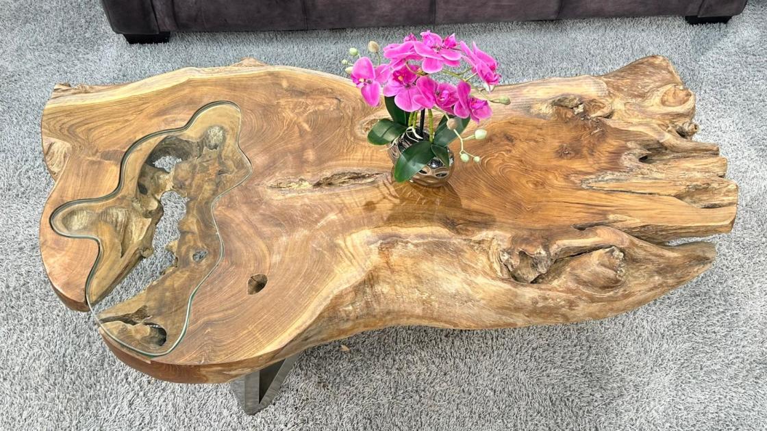 Teakholz-Couchtisch mit Glasplatte, organische Form, 120x69x41 cm.