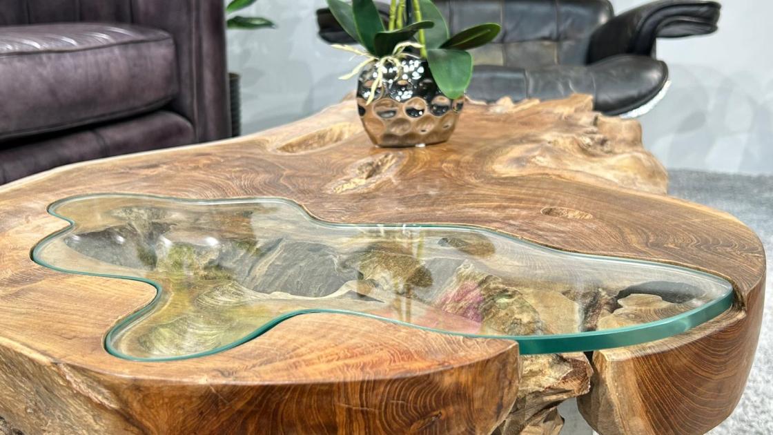 Couchtisch aus einem massiven Baumstamm Teakholz