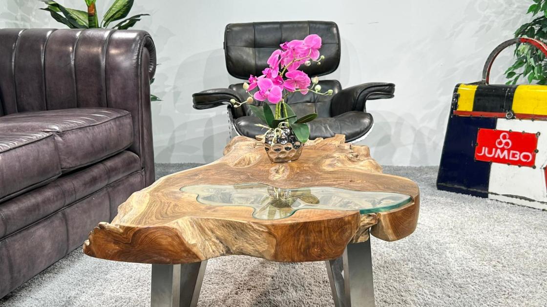 Teakholz-Couchtisch mit Glasintarsien und Metallbeinen.