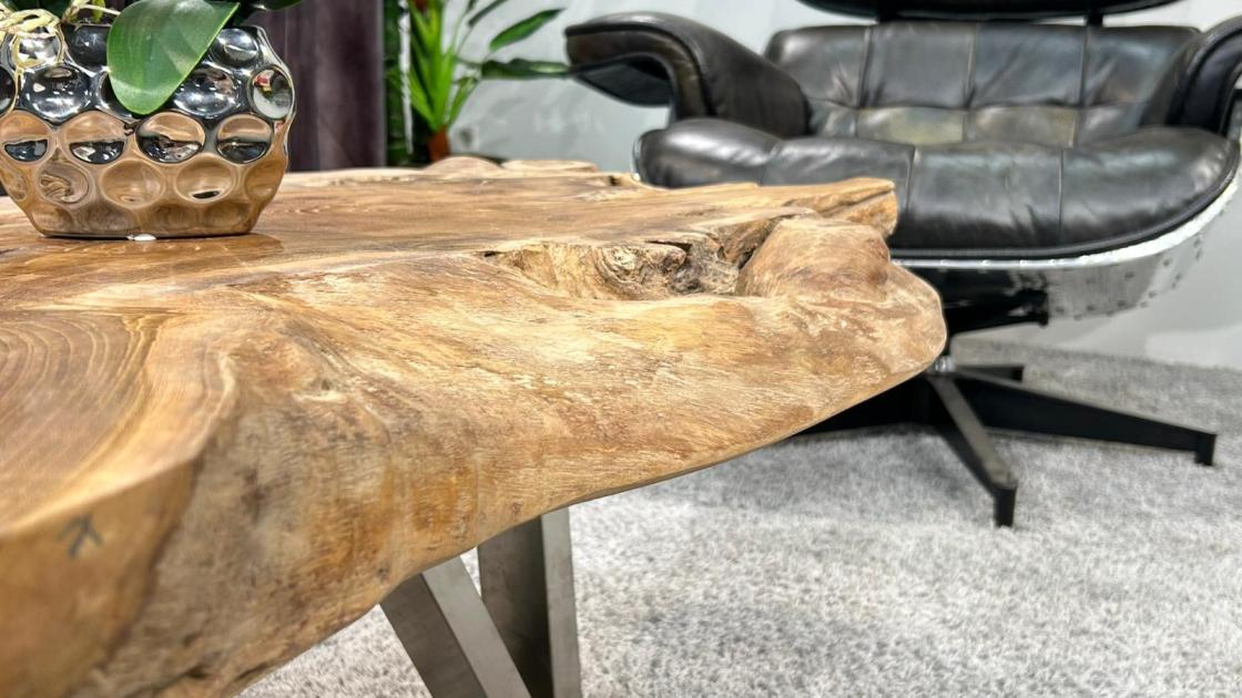 Ovaler Couchtisch aus Teakholz mit Glasakzenten, 120 x 69 x 41 cm.