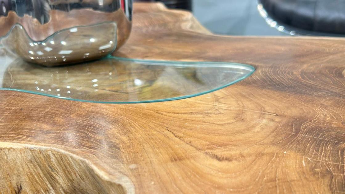 Wohnzimmertisch aus Teakholz mit Metallbeinen, Detailansicht