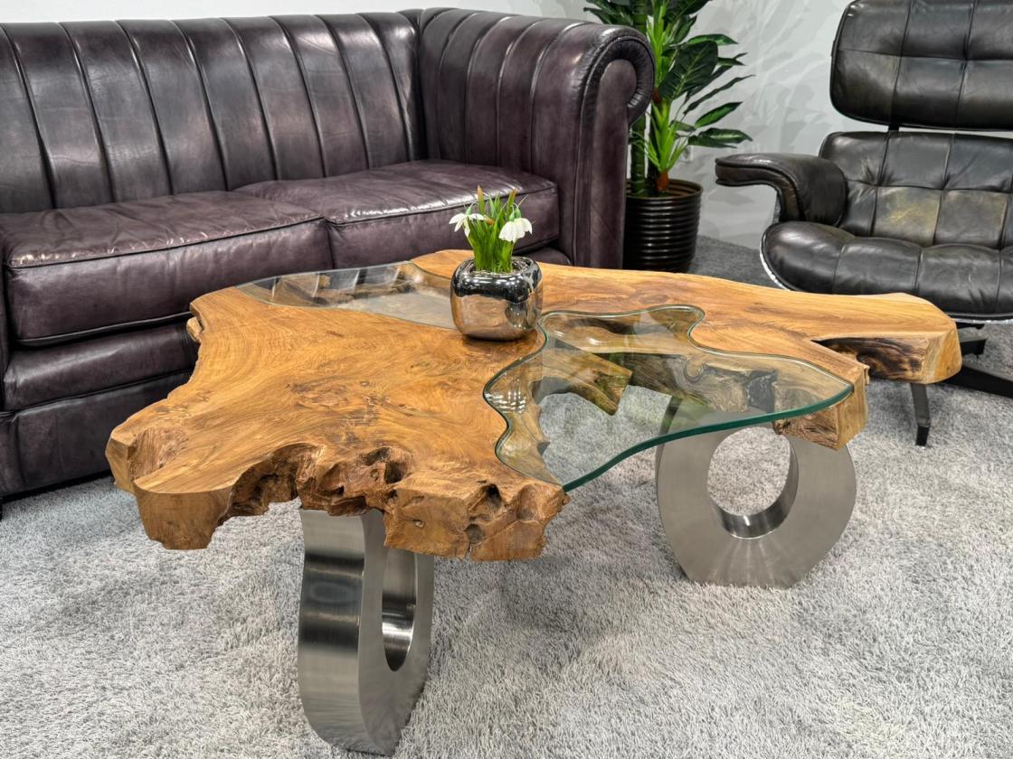 Sofatisch mit Glaseinlagen und O-förmigen Stahlfüßen.