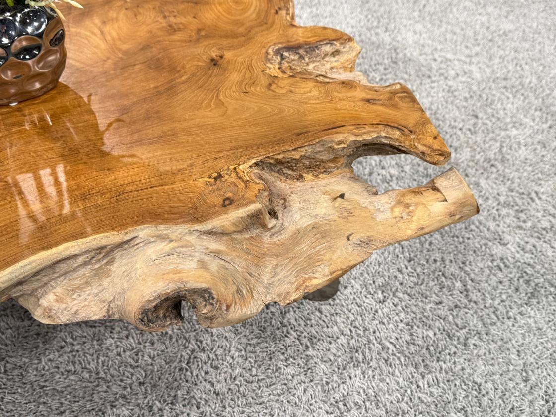 Couchtisch aus Teakholz mit unregelmäßiger Form, ca. 97 x 65 x 38 cm.