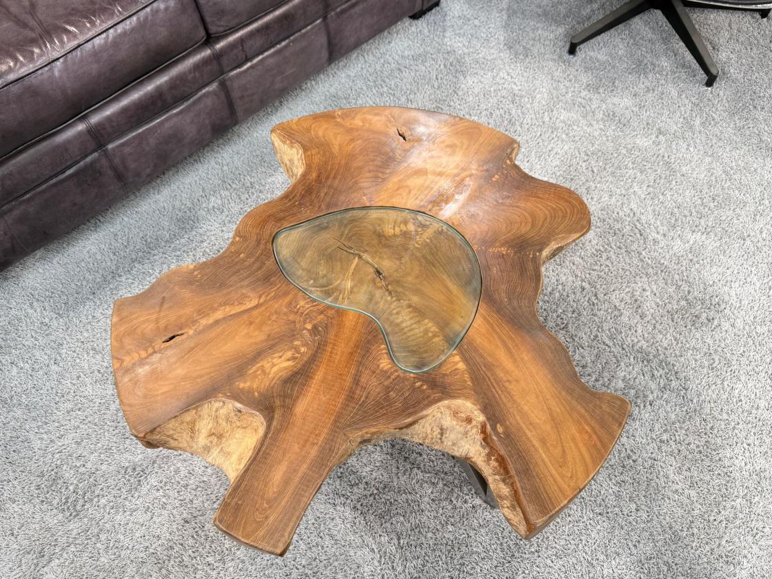 Couchtisch aus einem massiven Baumstamm Teakholz