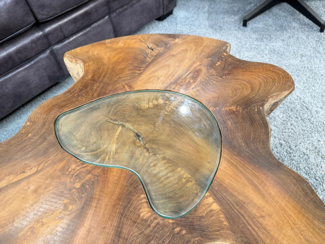 Couchtisch aus einem massiven Baumstamm Teakholz