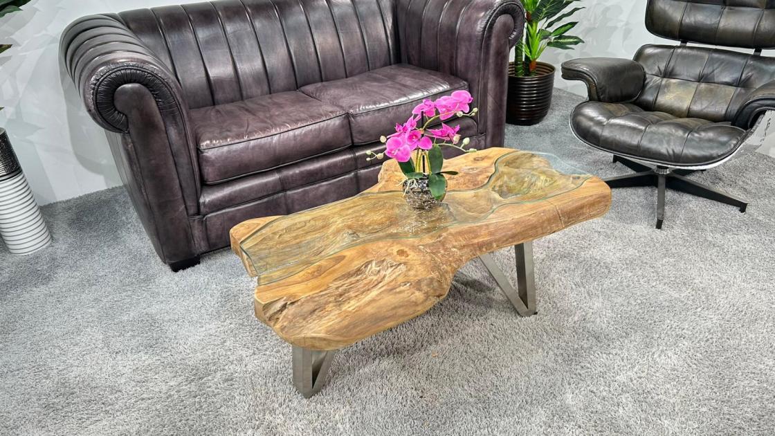 Runder Couchtisch aus Teakholz mit Glasplatte, Vase mit Blumen oben.