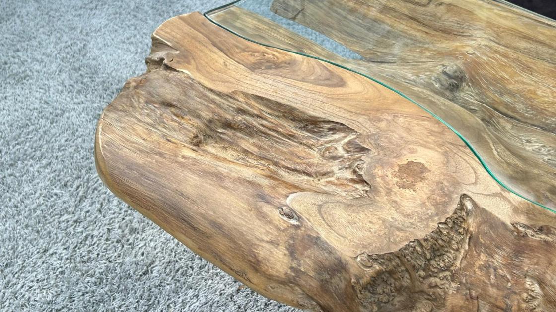 Teakholz-Couchtisch mit Glasintarsien, 114x87x41 cm.