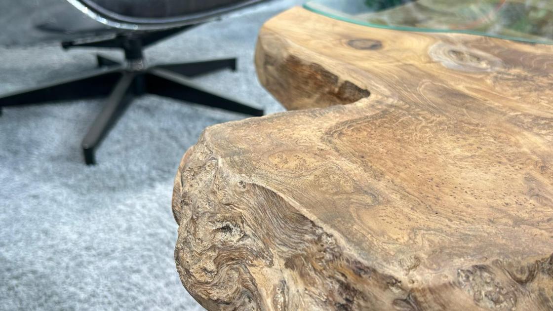 Detailansicht des Teakholz-Couchtischs 'Lakeside' mit Metallbeinen.