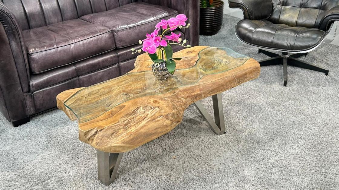 Couchtisch aus Teakholz, 114x87x41 cm, mit Glasplatte.