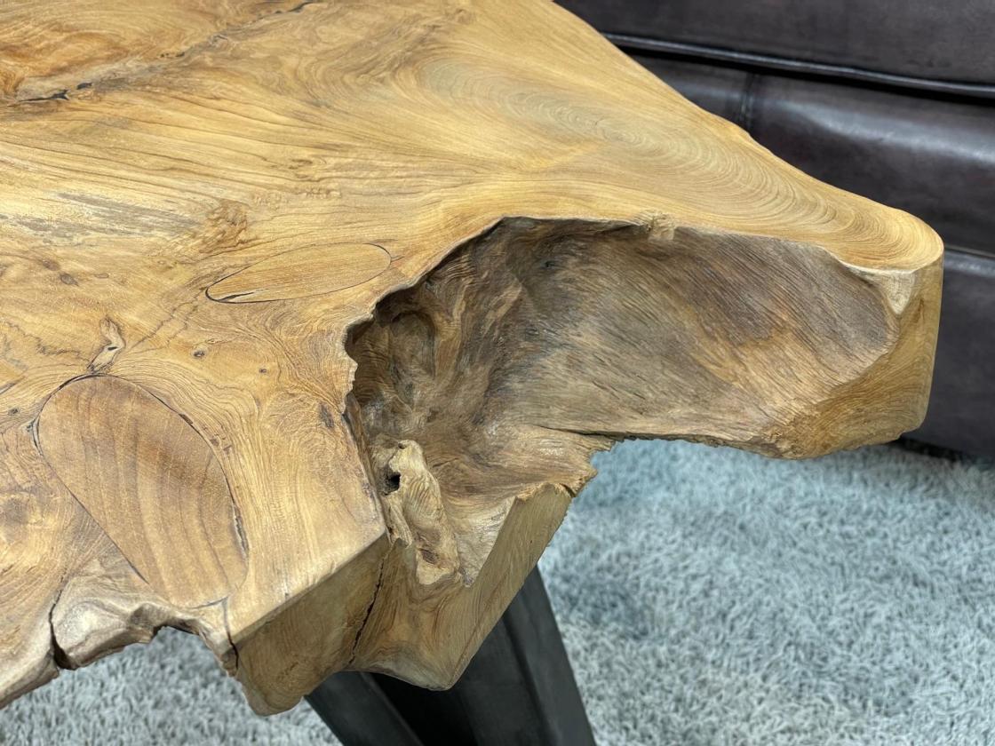 Detailansicht eines Couchtischs aus Baumstamm mit Maserung.