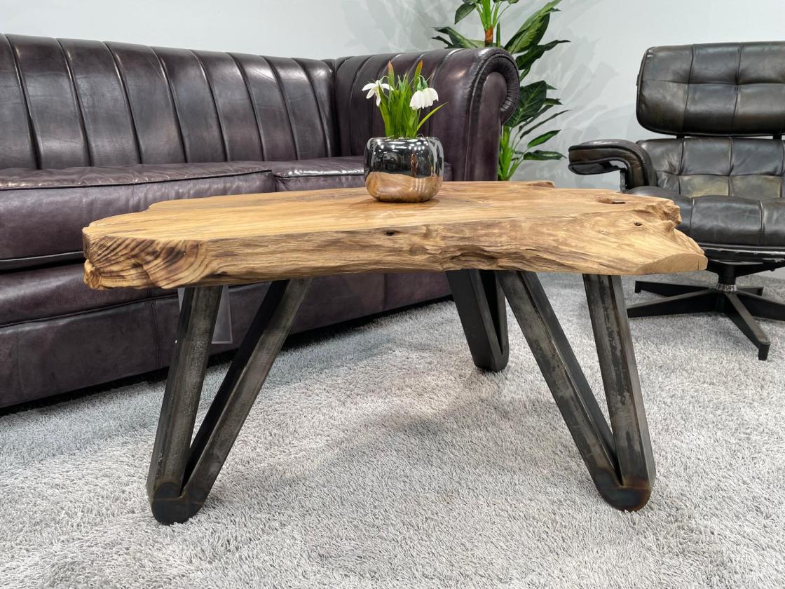 Couchtisch aus Baumstamm mit Metallbeinen, ca. 103 x 41-71 x 45,5 cm