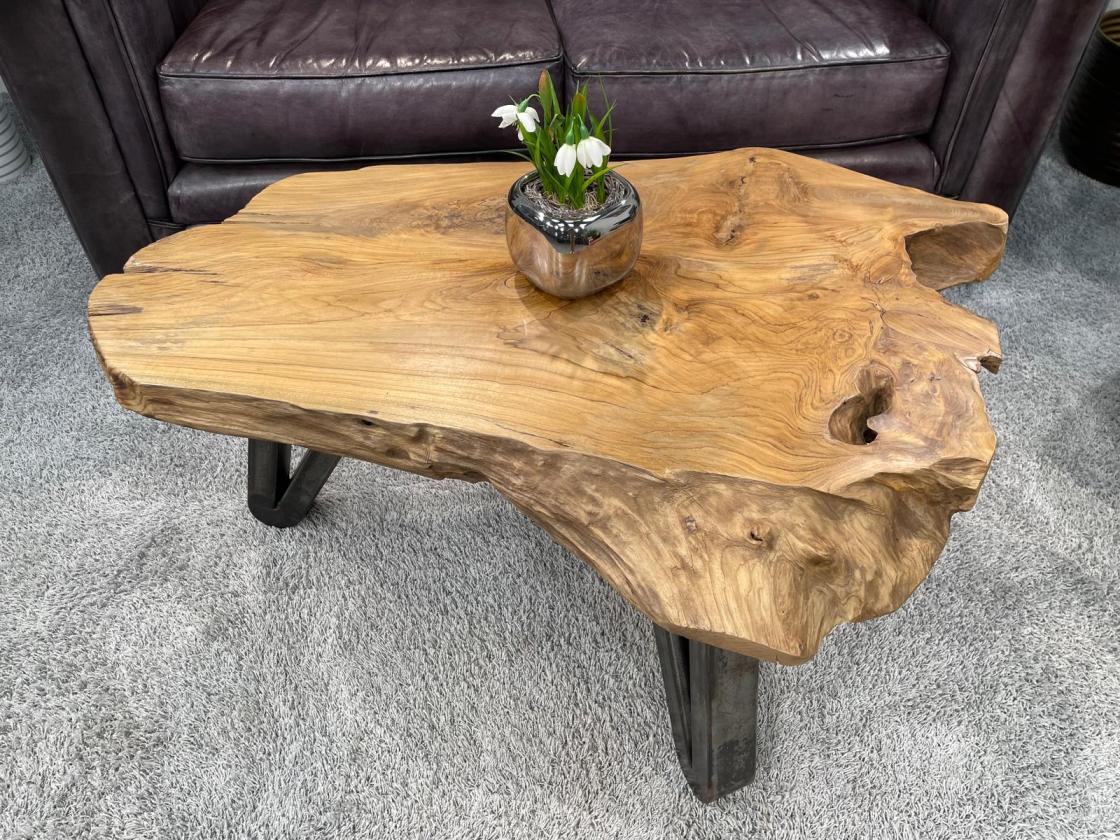 Couchtisch aus Baumstamm mit unregelmäßiger Form, Holzoptik.