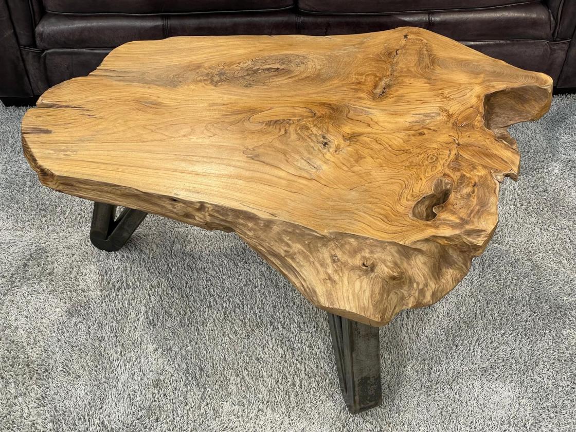 Couchtisch aus Baumstamm, natürliche Holzmaserung