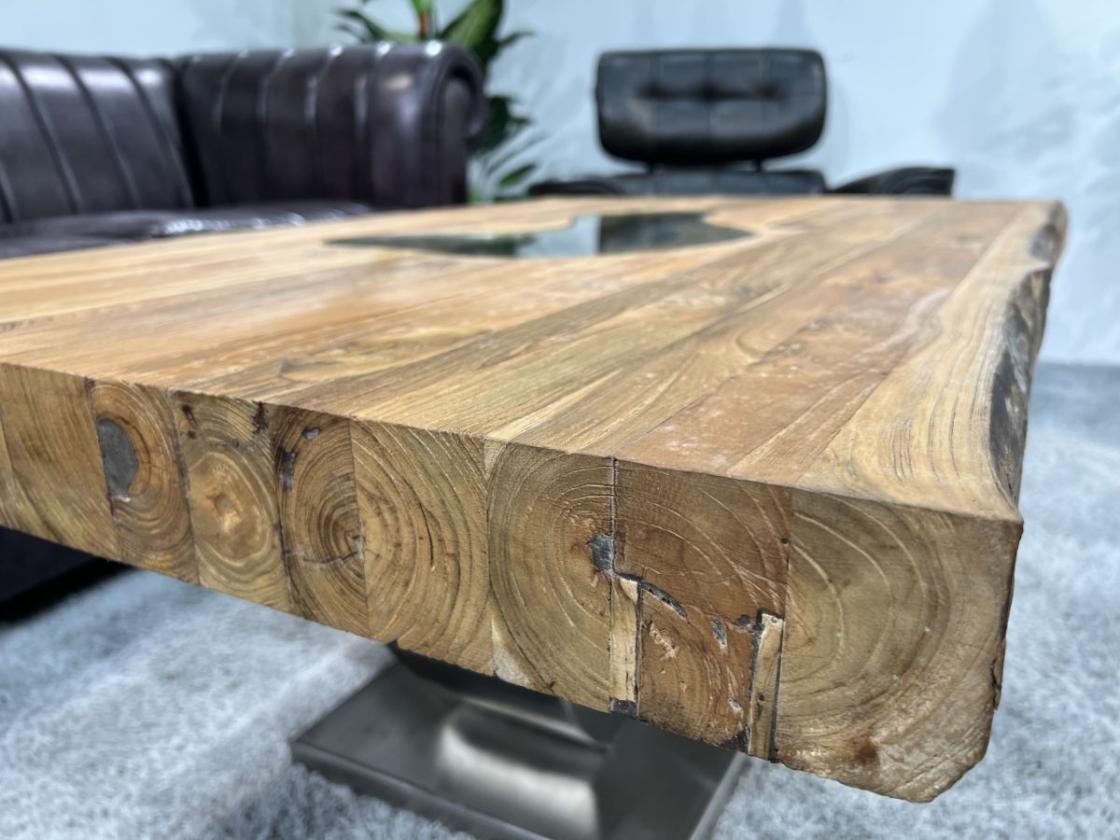 Couchtisch "Deep Island" ca. 120 x 82 x 50 cm aus recyceltem Altholz mit Edelstahlgestell in Halbmondform und Glaseinlage