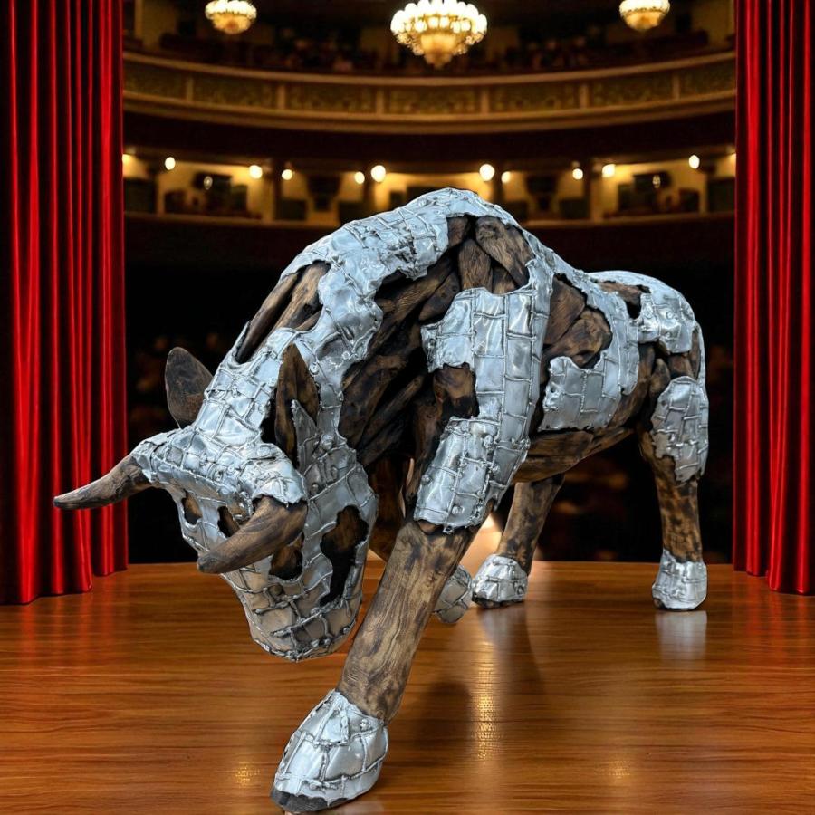 Stier-aus-Holz-mit-Aluminium