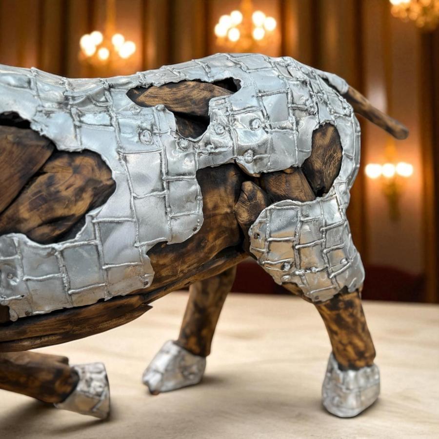 Stier-aus-Holz-mit-Aluminium-