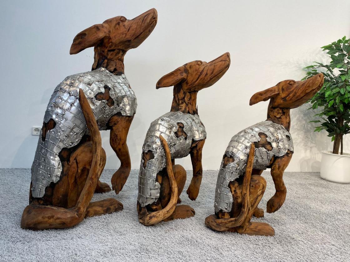 DER TISCHONKEL :: Skulptur-Set Sitzende Hunde aus Altholz mit Aluminium