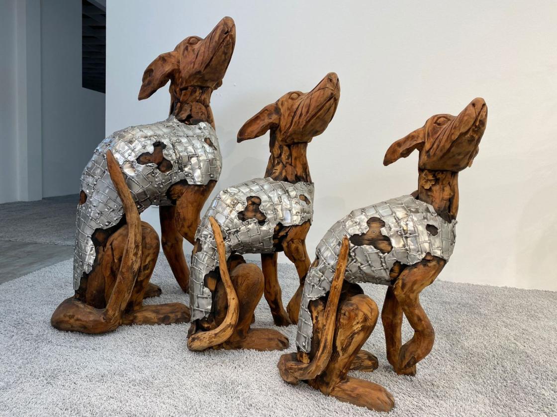 Deko Sitzender Hund 100 cm aus Holz und Aluminium
