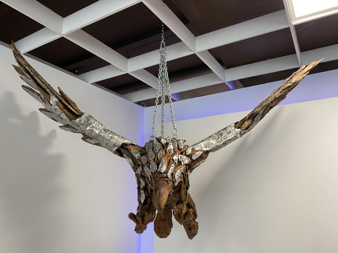 Adler aus Altholz mit Aluminium