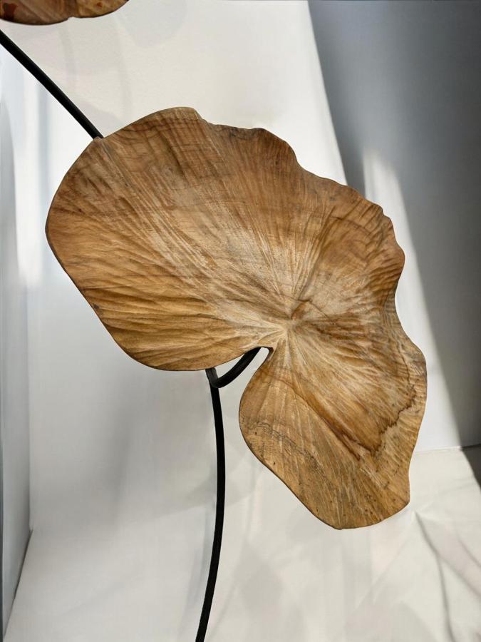 Dekoration Leaves aus Holz mit Stahl freistehend