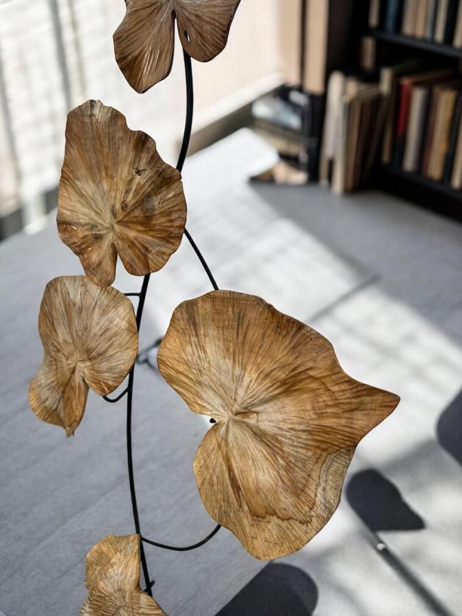 Dekoration Leaves aus Holz mit Stahl freistehend