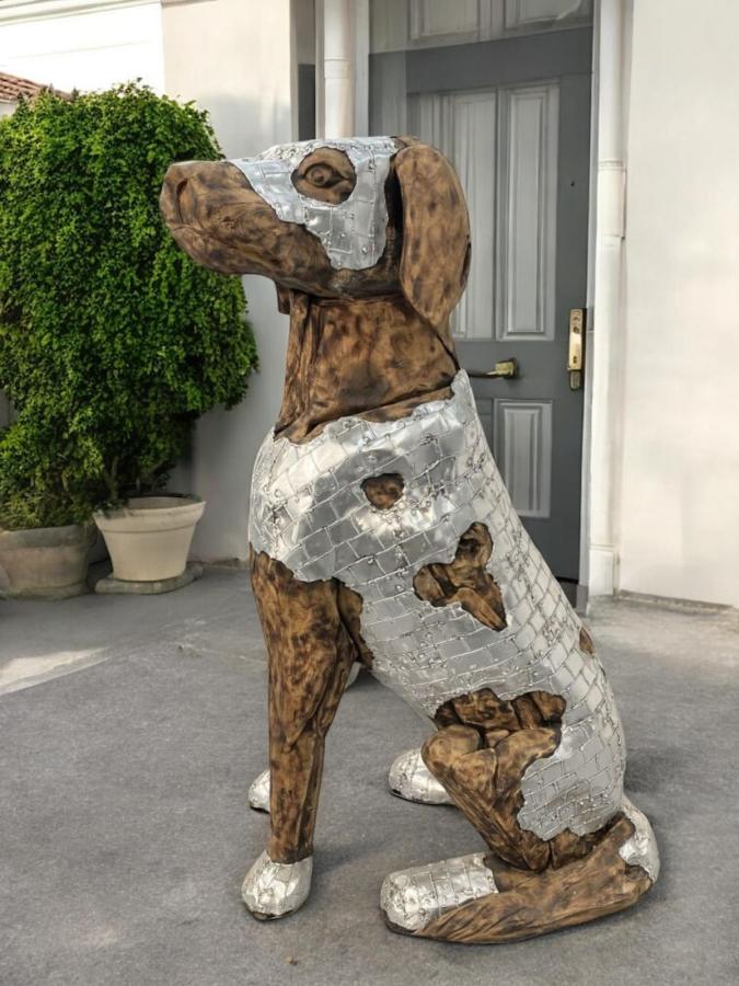 Deko Sitzender Hund 100 cm aus Holz und Aluminium