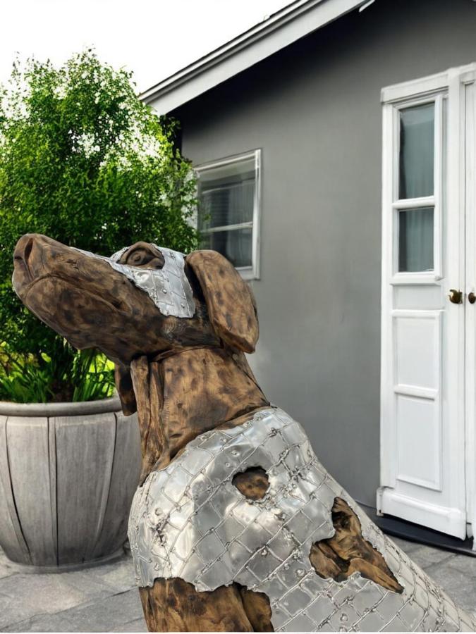 Deko Sitzender Hund 100 cm aus Holz und Aluminium