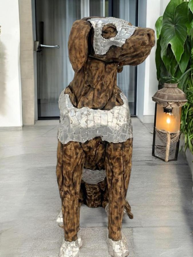 Deko Sitzender Hund 100 cm aus Holz und Aluminium