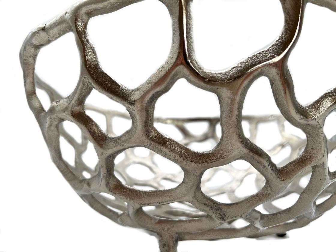 Dekoschale aus Aluminium im Gittermuster