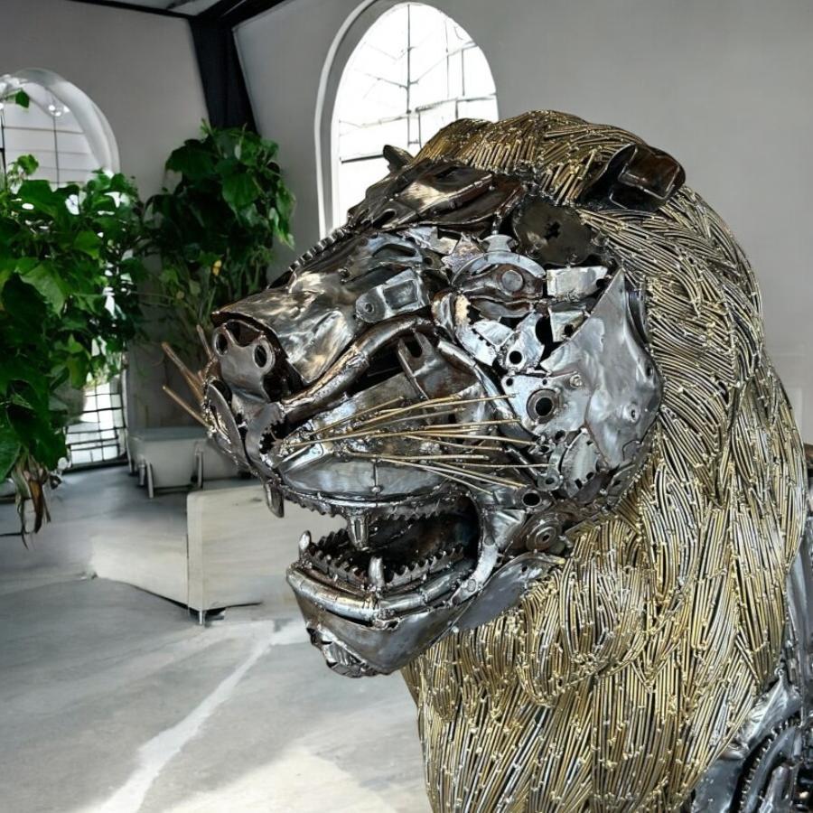 Einmalige Skulptur aus Metallschrott
