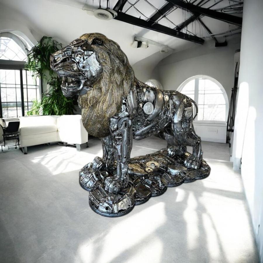 Einmalige Skulptur aus Metallschrott