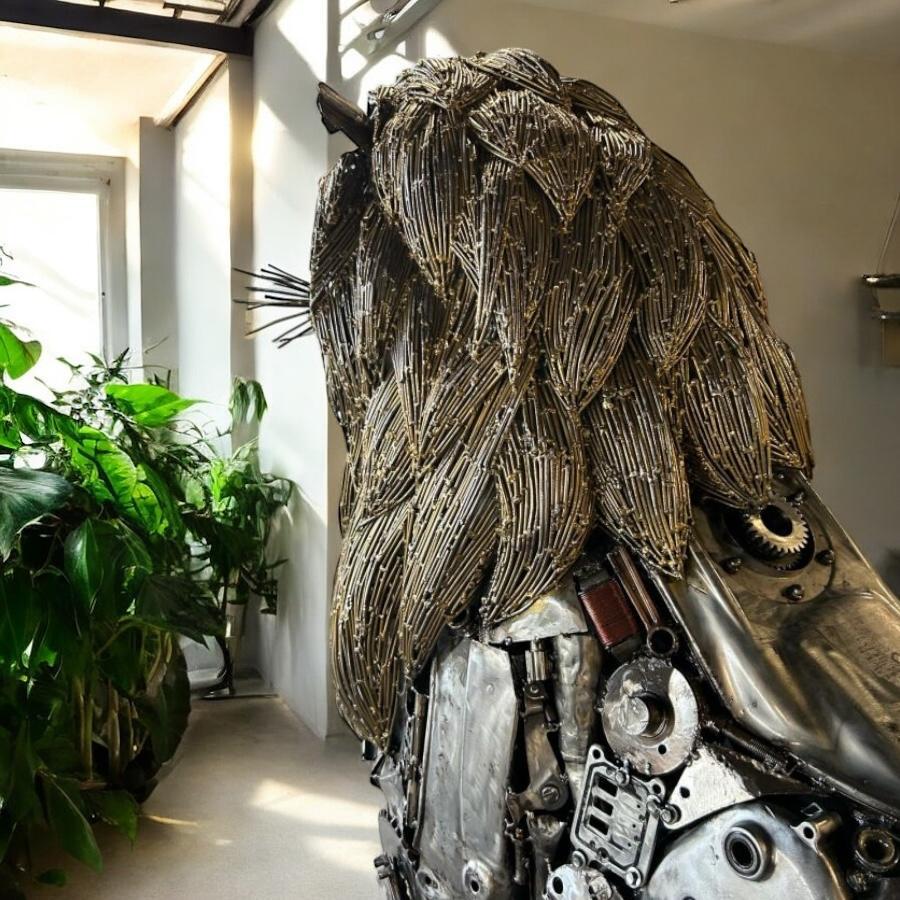 Einmalige Skulptur aus Metallschrott