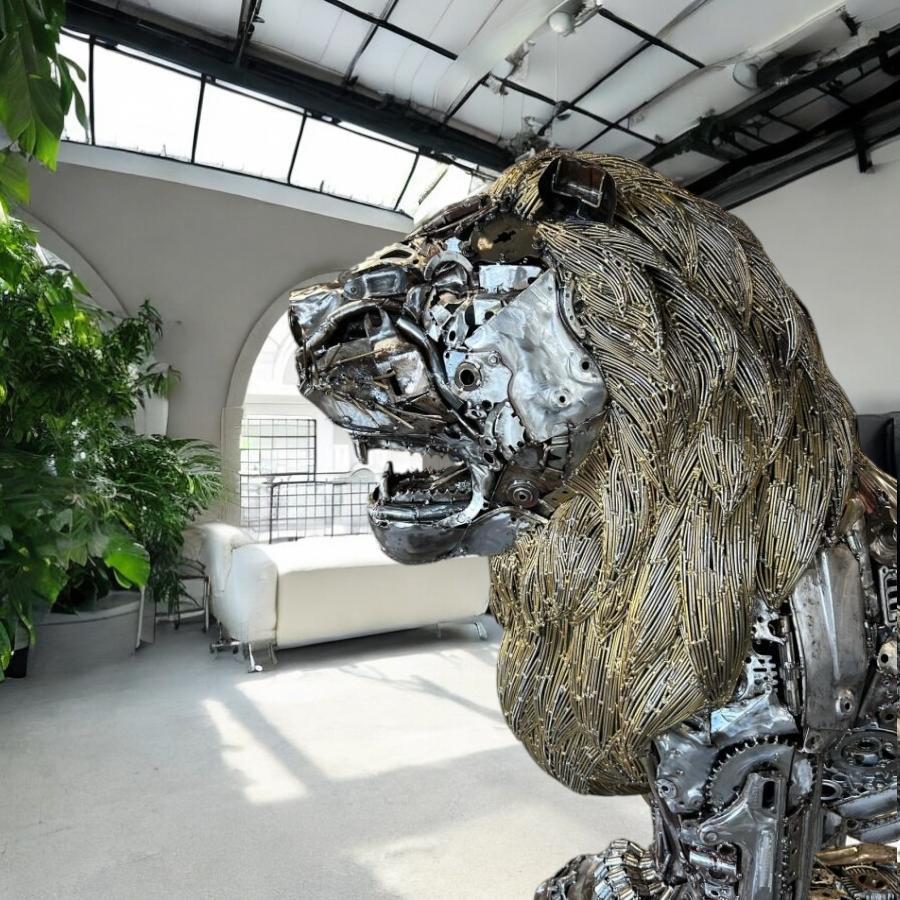 Einmalige Skulptur aus Metallschrott